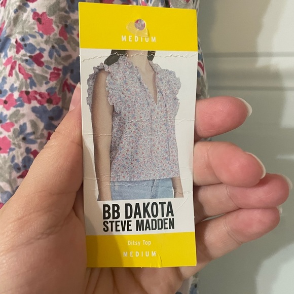 NWT BB Dakota by Steve Madden Floral Ditsy Top with Ruffle Sleeve Floral Print - Picture 4 of 7